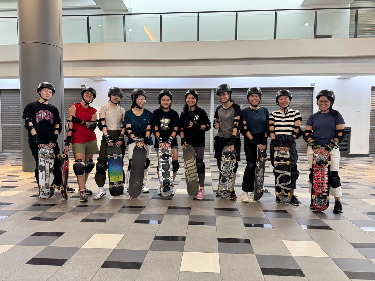 Ladies Skateboarding - Image 7