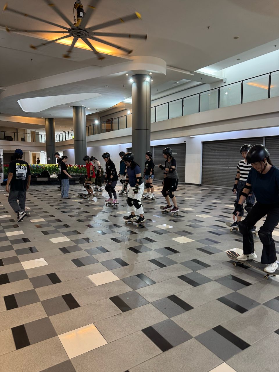Ladies Skateboarding - Image 4