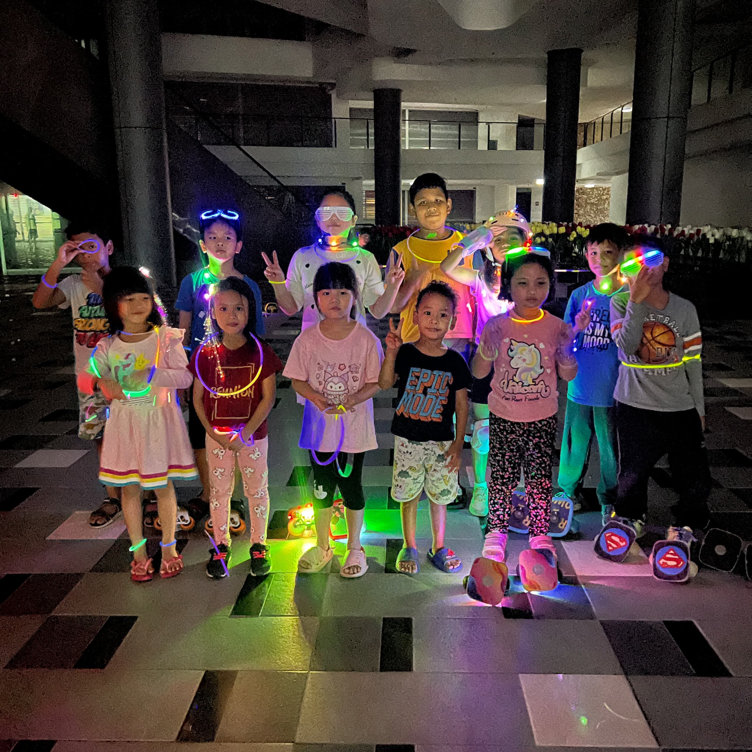 Freeskates Neon Night: Glow In The Dark - Image 4