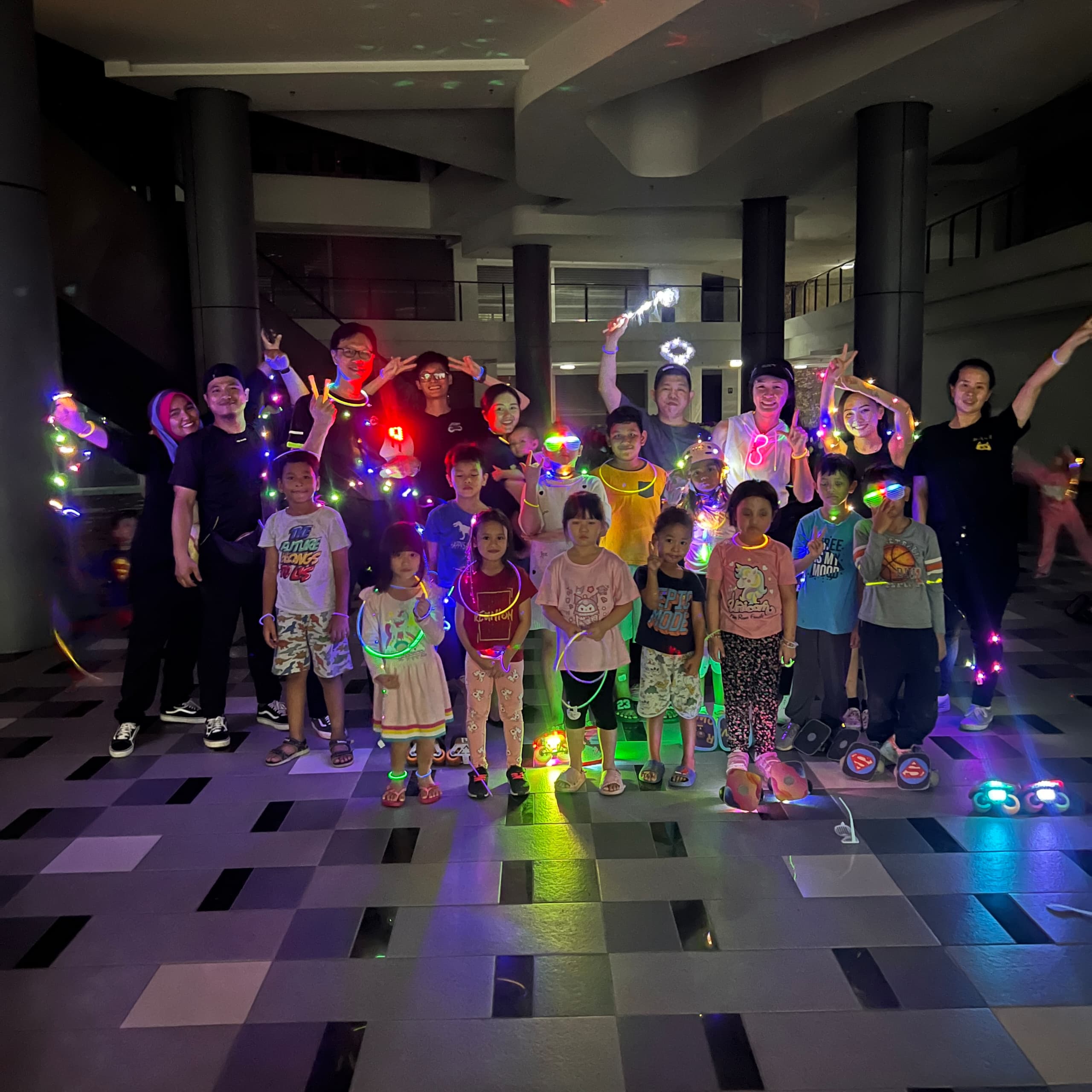 Freeskates Neon Night: Glow In The Dark - Image 5