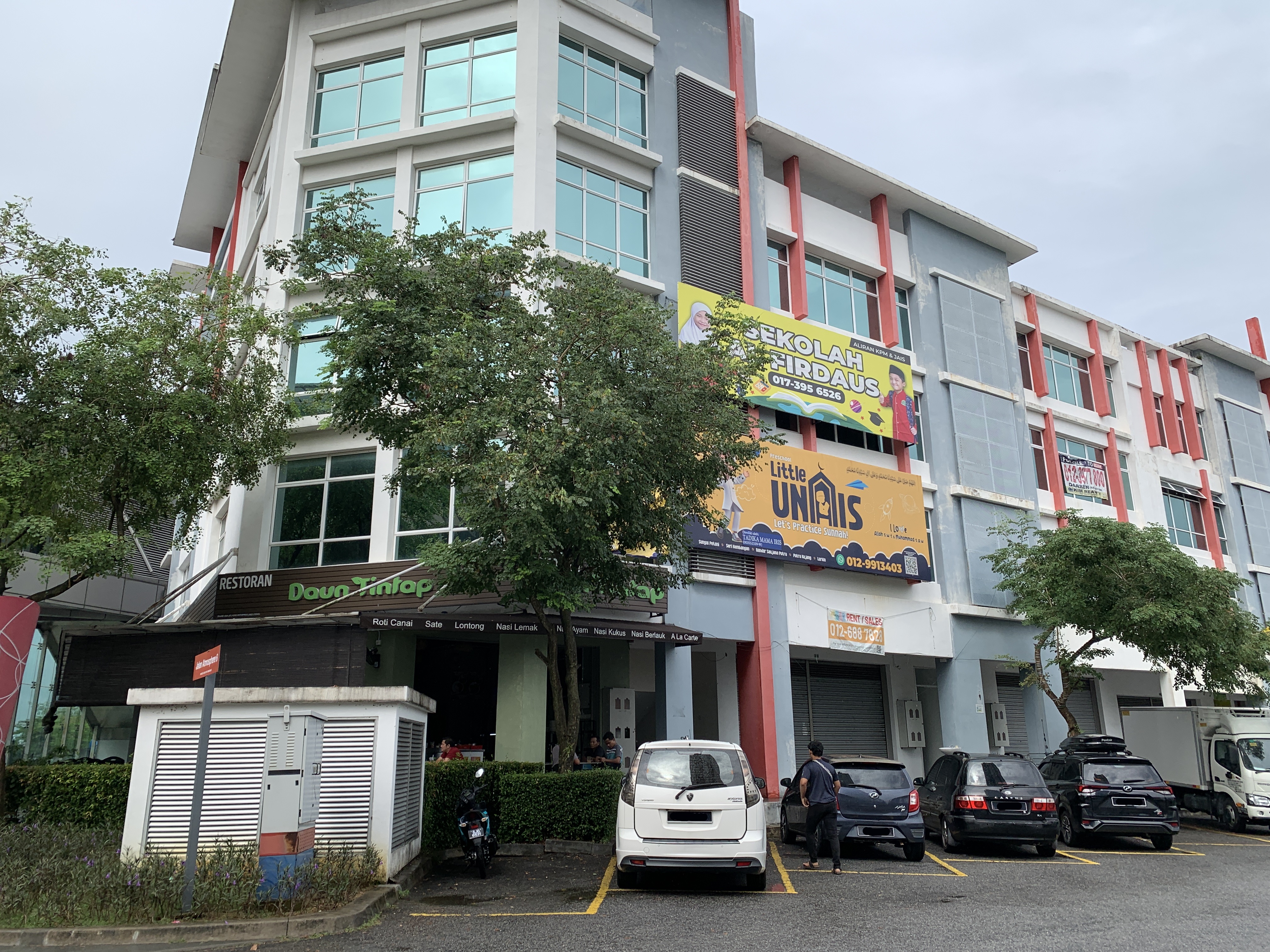 D-43 Corner with Lift Facility