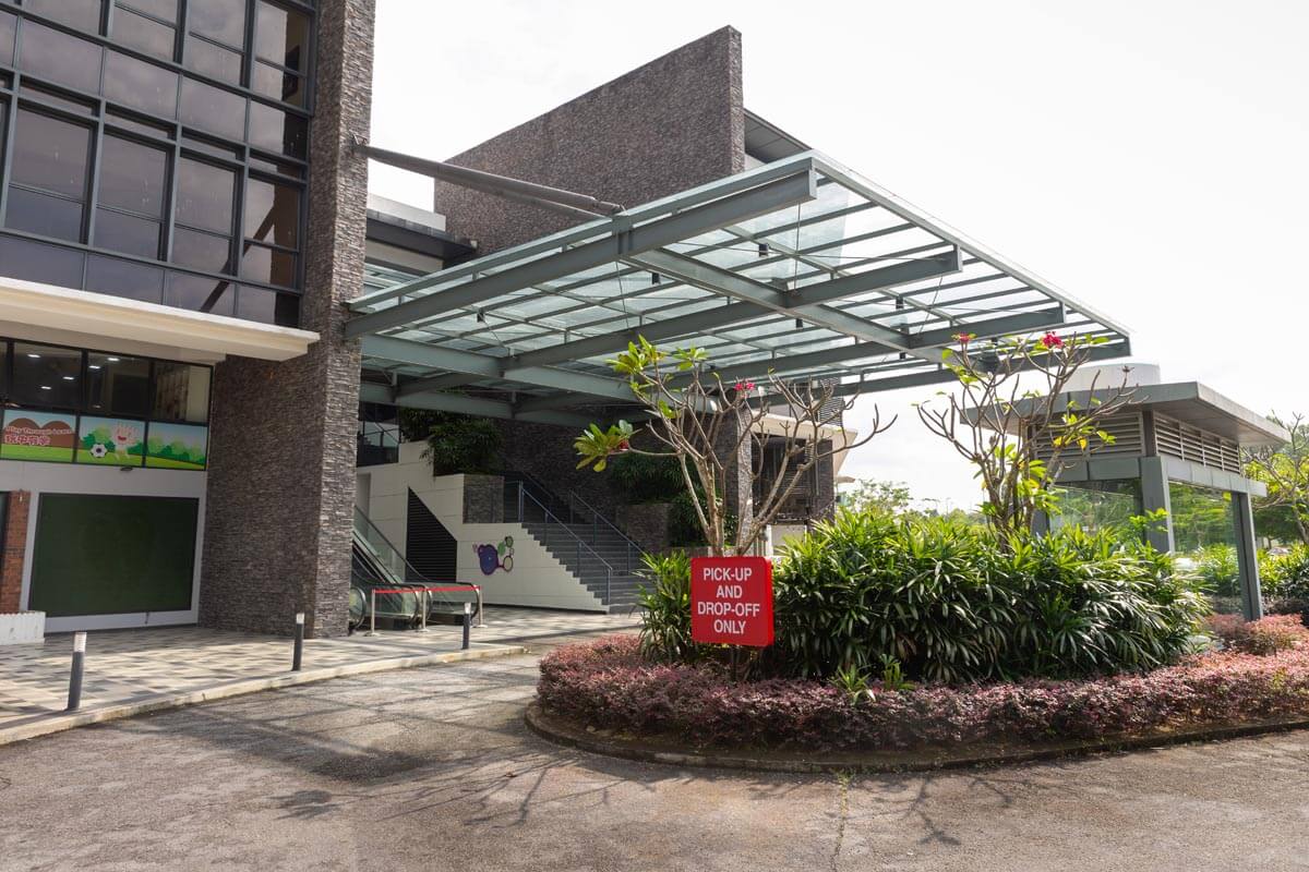 Block E Courtyard - Image 7